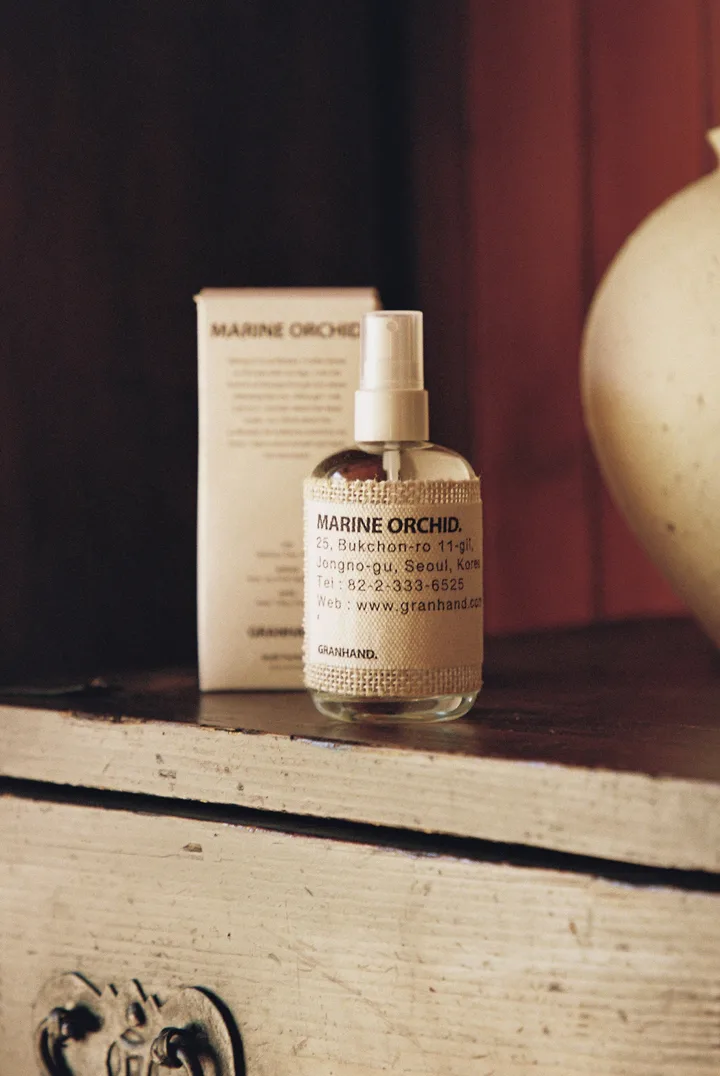 布ラベルを巻いたGRANHAND MARINE ORCHIDのマルチパフュームと外箱